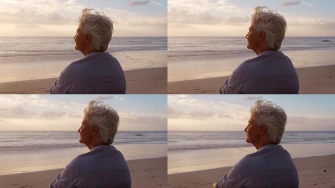 海滩上看日落的老人