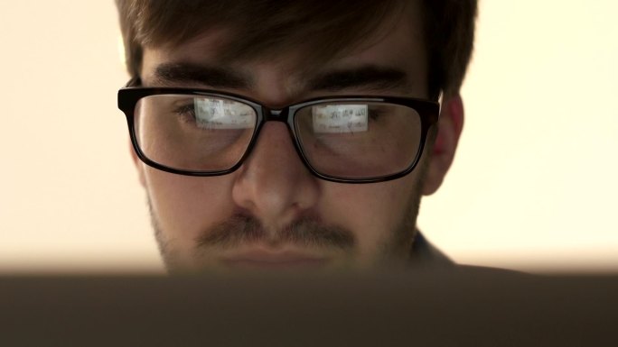 使用笔记本电脑眼镜男眼镜男士操作电脑