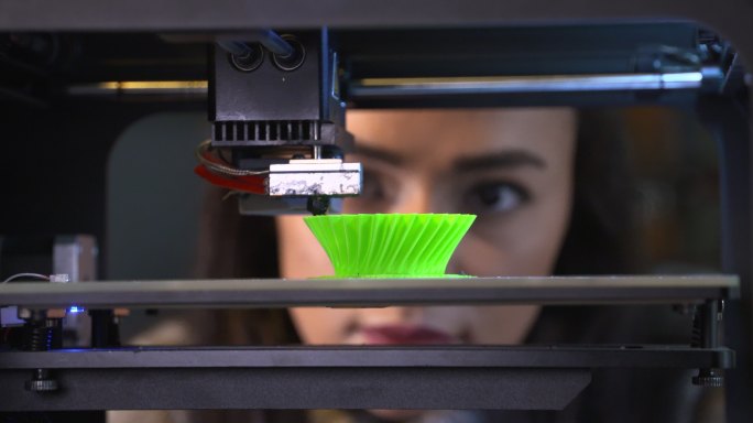 4K：看3D打印机的年轻女子