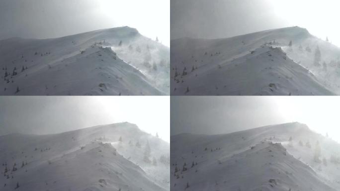 在冬季的暴风雪中，高速风将雪从山脊吹走
