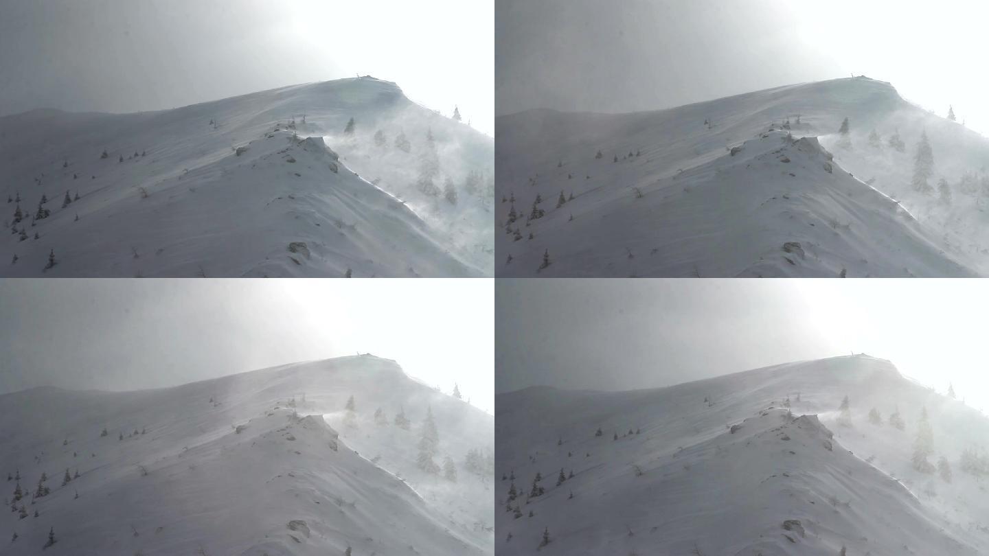 在冬季的暴风雪中，高速风将雪从山脊吹走