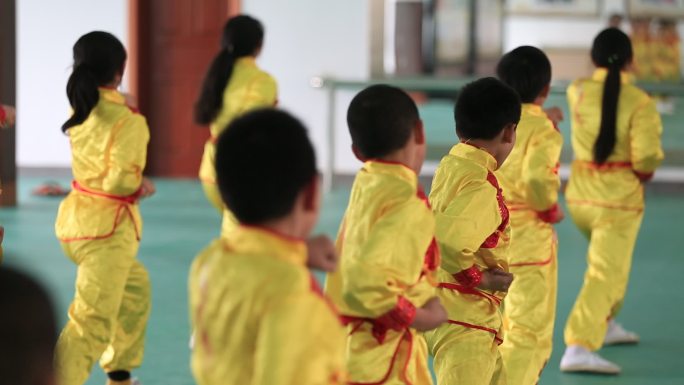中国功夫孩子学生练习传统武术原素材