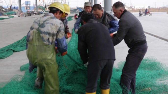 渔网缝补修补码头工人拉渔网捕鱼A013