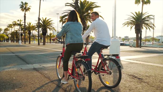 年轻夫妇骑自行车欣赏城市景色