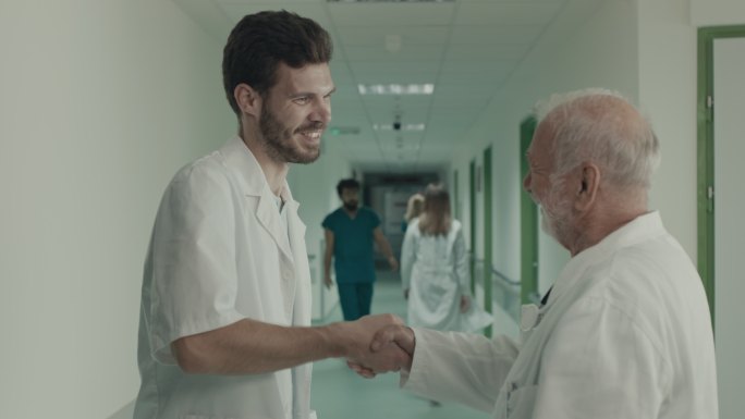 两名医生在医院交谈和握手