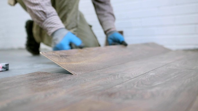 安装棕色强化木地板。