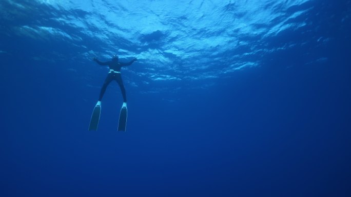 潜水员在潜水实拍视频深海探险海底水域