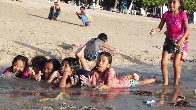 巴厘岛沙滩搞怪儿童