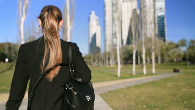 上班路上的女商人企业白领商务投资交流团队