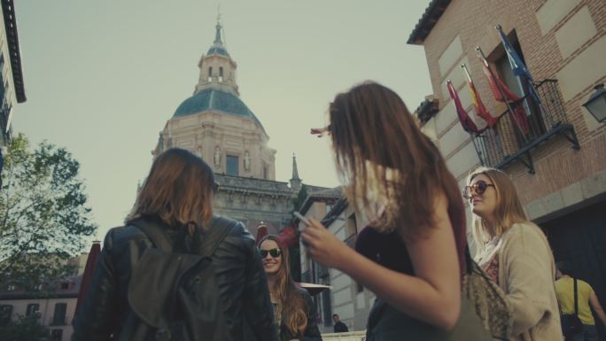 马德里的旅游女孩景点打卡闺蜜同伴西班牙
