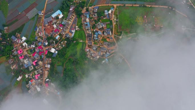 俯瞰云雾之下的村庄