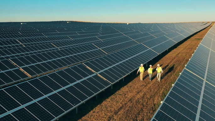 三位太阳能专家太阳能发电站光板电力新能源