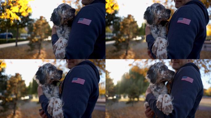 小狗在城市公园里享受主人的拥抱