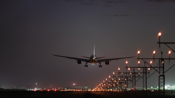 飞机着陆夜晚航班飞机降落机场跑道