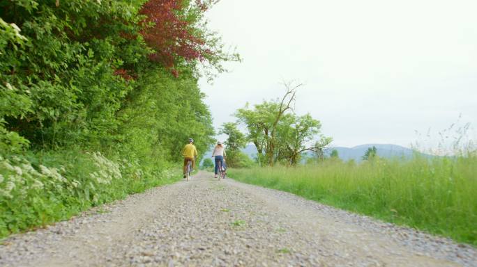 一家人在骑自行车第一视角主观视角乡村田野