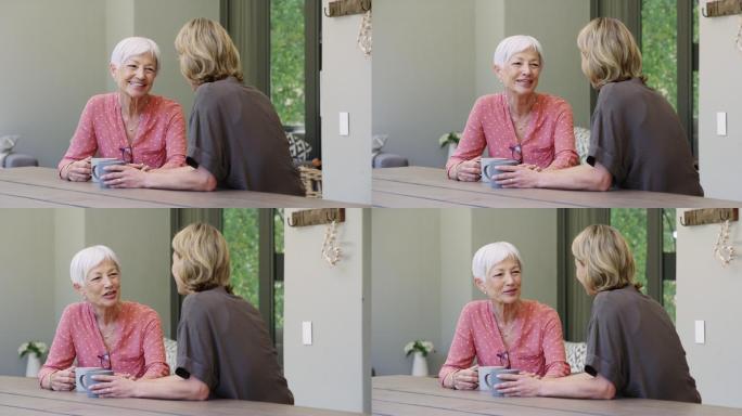 一位年长女性与女儿在家喝咖啡