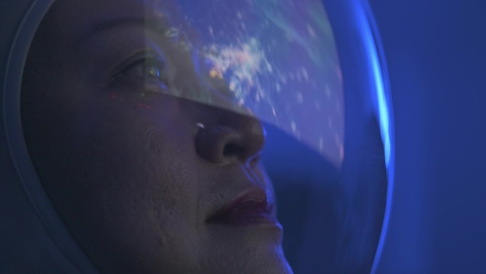 女宇航员从太空飞船的窗户看地球
