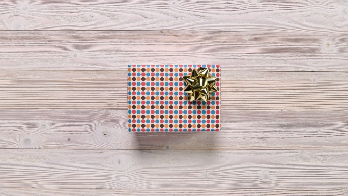 木桌上的圣诞礼物盒