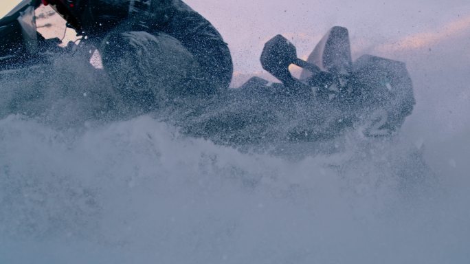 男人骑着摩托雪橇极限运动