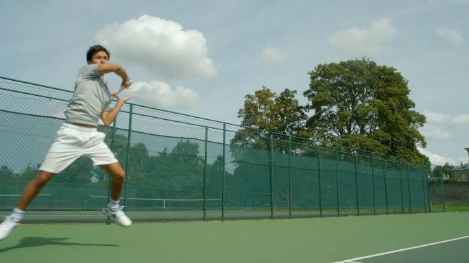 一个青年正在学习网球