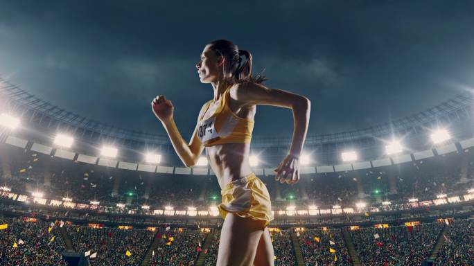 女子田径运动员聚光灯下摆臂奔跑力量美感