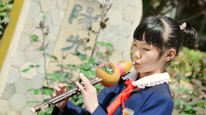 学校小学音乐课小学生吹葫芦丝葫芦丝社团