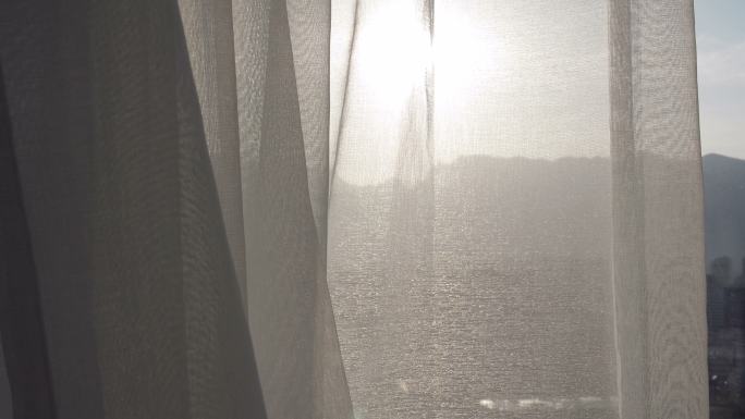 阳光中的窗帘飘动的纱帘窗口白纱