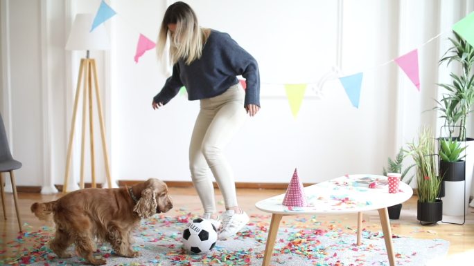 女人和她的狗在家里庆祝生日
