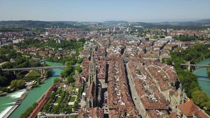 瑞士晴天伯尔尼城市景观旧城中心空中全景4k
