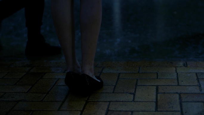 夜晚女人 孤独的站在雨中焦虑的等待