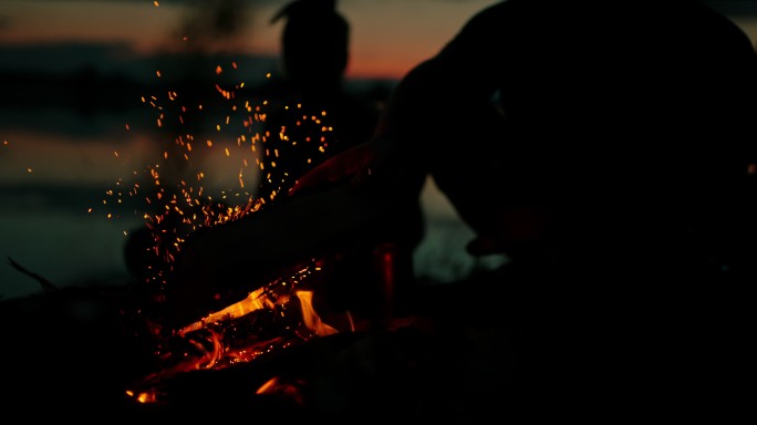 篝火上放柴火夜晚火-自然现象海滩