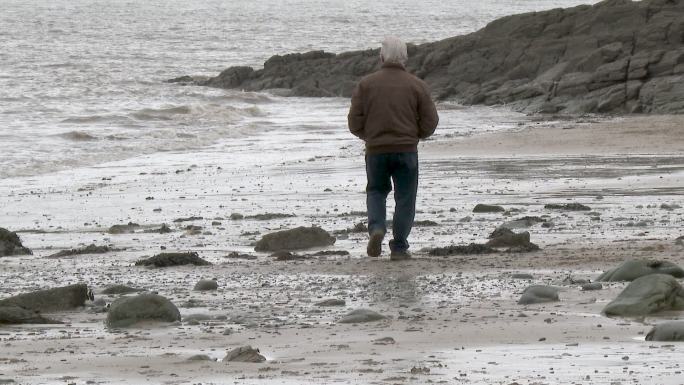 海滩上的老人海边旅行足迹