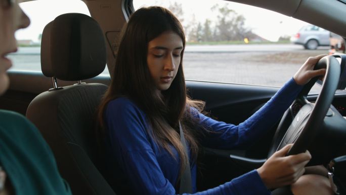 少女学开车驾驶开车方向盘定位行驶导航出行