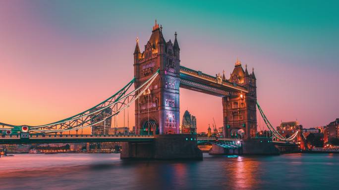 伦敦塔桥的日落时间点。