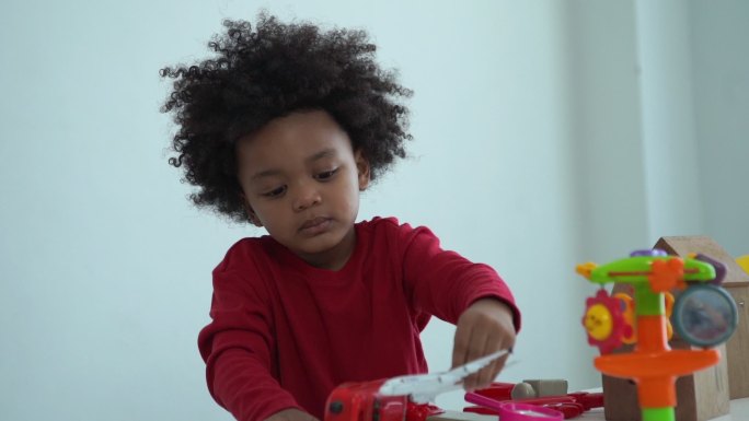 小男孩玩飞机玩具幼教孩子童真