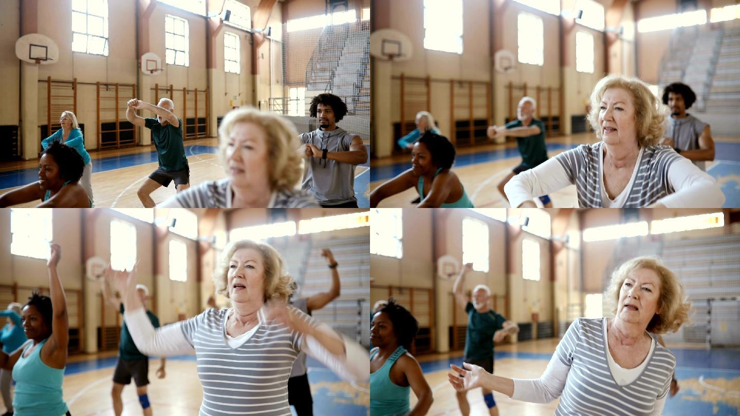 老年妇女在有氧课上做运动
