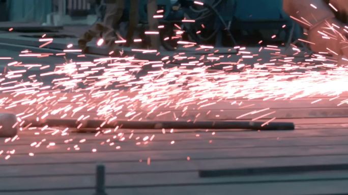 工厂工人车间焊接切割素材画面