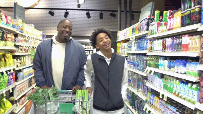 十几岁的男孩和父亲在超市购物