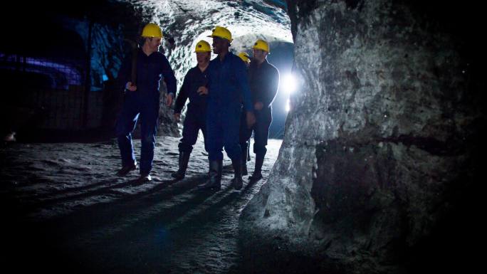 在矿井工作的矿工矿洞地下底层劳动者