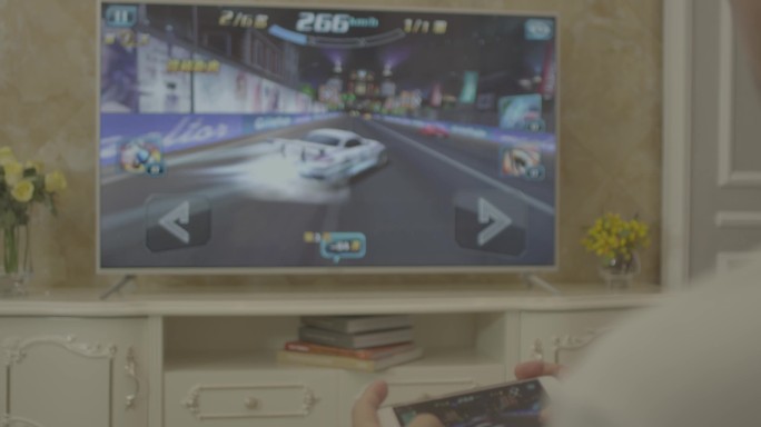 客厅用手机投屏到智能电视机玩飞车游戏