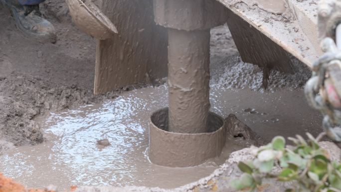 泥浆从钻孔中涌出工程挖掘施工车辆
