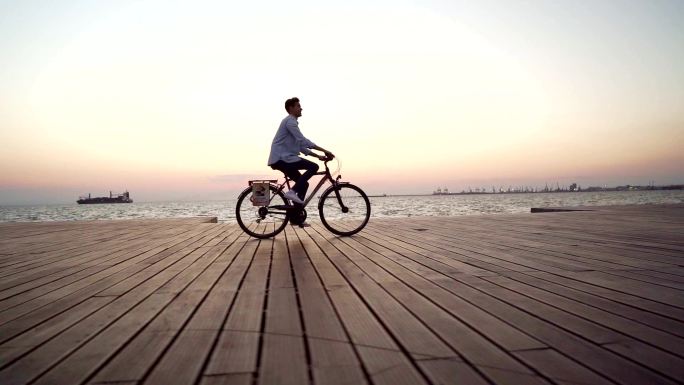 在海边骑自行车的人