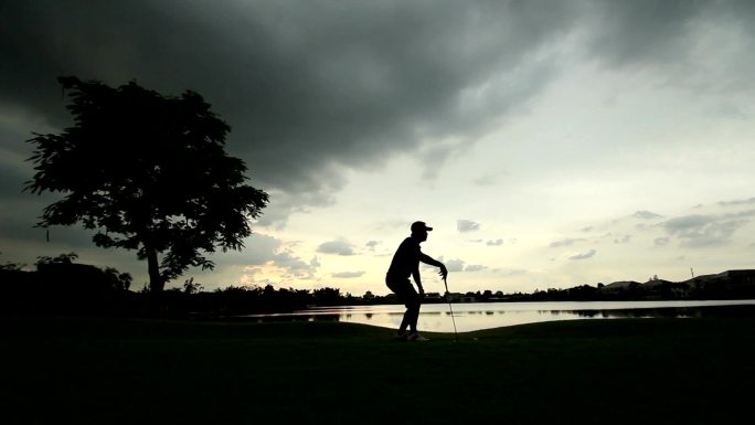 日落时的高尔夫球手