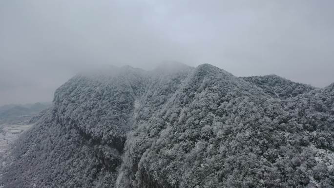 大雪覆盖的大山，意境大山