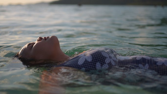 海上漂浮的女人仰泳女人女性