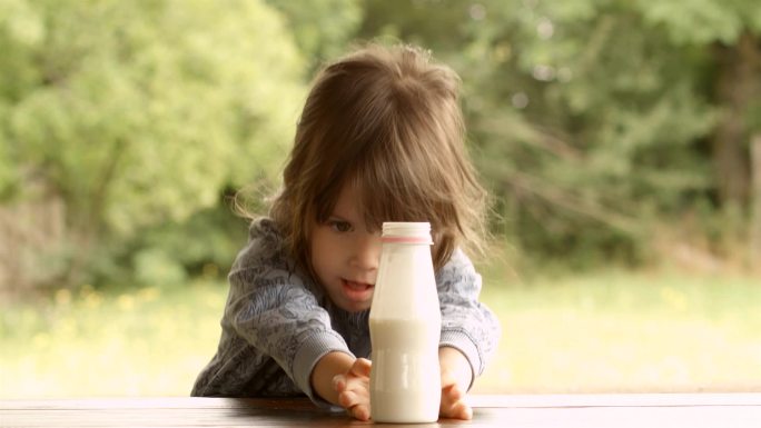 喝牛奶的小女孩外国人小朋友鲜奶