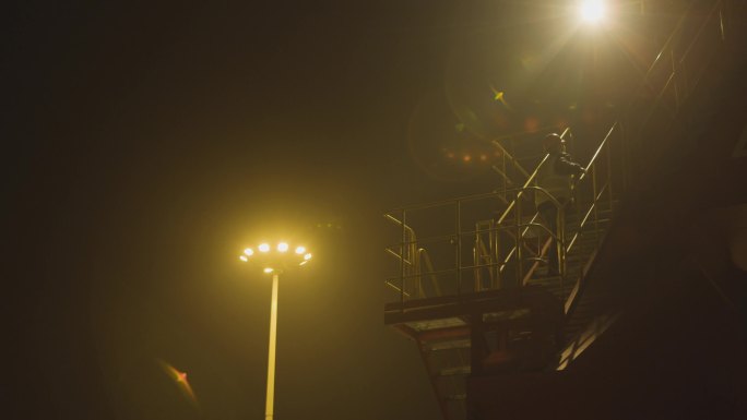 码头繁忙 工人晚上工作 吊装 星夜兼程