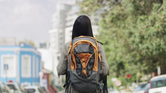 迷人的年轻女子背包客女孩女性徒步