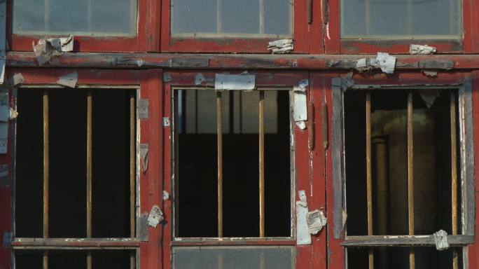旧厂房的破窗户