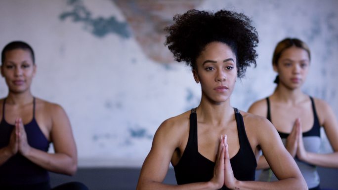年轻女性在健身室里做瑜伽